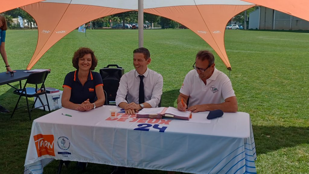 En présence d’Isabelle Espinosa et de Christophe Ramond, Yves Coulomb (à d) signe la convention au nom du Comité de rugby